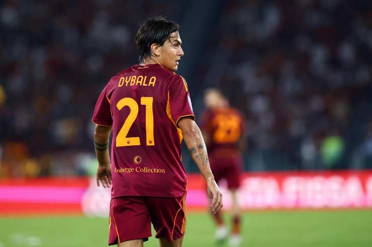 Dybala di spalle con indosso la maglia della Roma