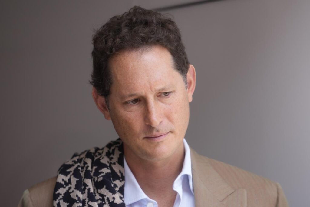 Elkann sconsolato in vesti dirigenziali