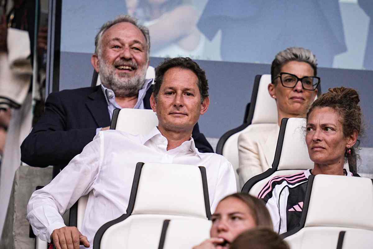 Elkann e una fila sopra di lui Ferrero sugli spalti dell'Allianz Stadium