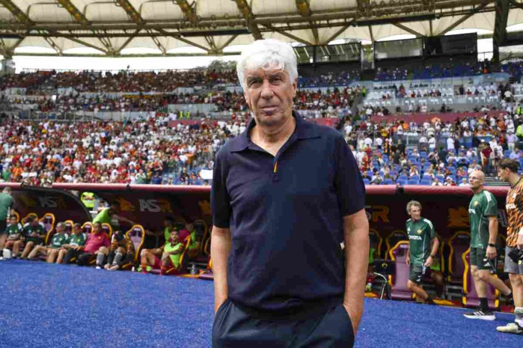Gasperini con le mani nelle tasche a bordo campo dinanzi la panchina della Roma