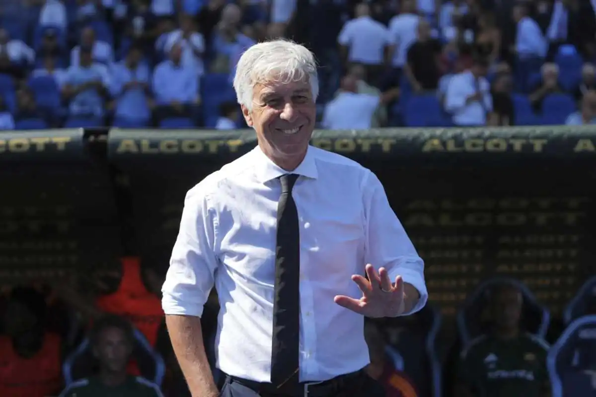 Gasperini sorridente a bordo campo