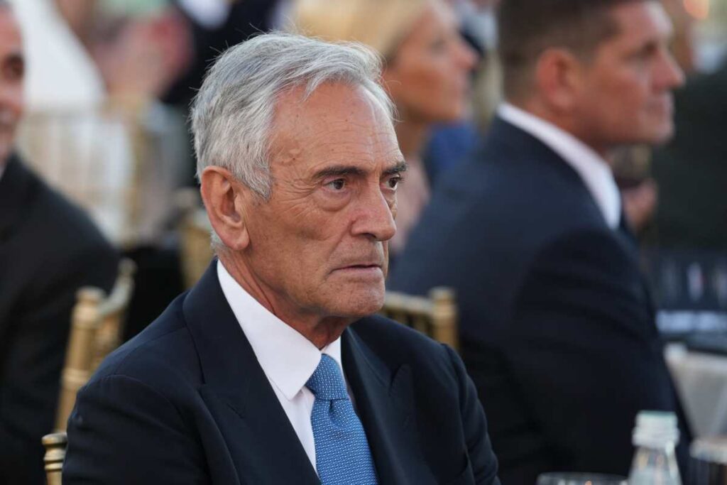 Gravina pensieroso in abiti formali