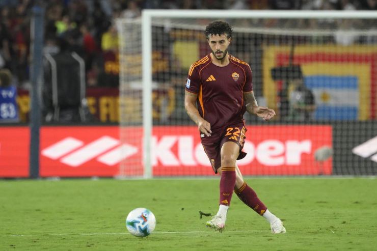Hermoso gestisce la palla in campo con indosso la maglia della Roma