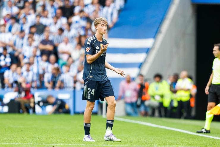 Huijsen in campo con indosso la maglia del Real Madrid
