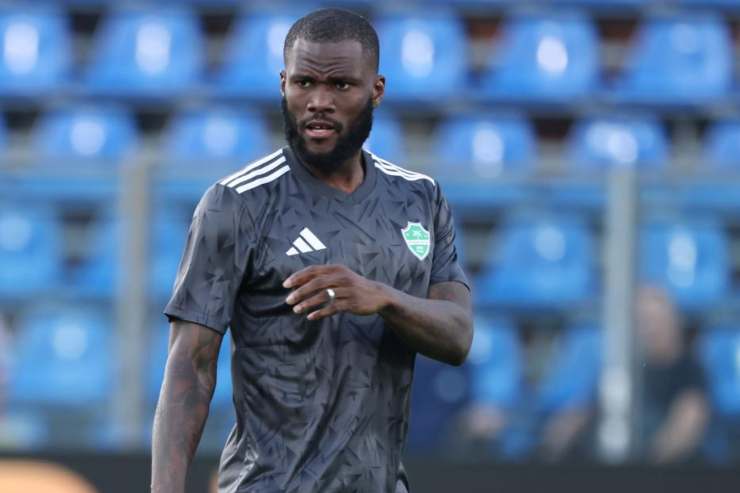 Kessie si riscalda con indosso gli abiti dell'Al-Ahli