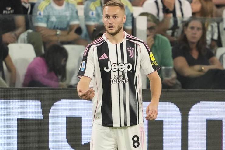 Koopmeiners in campo con indosso la maglia della Juventus