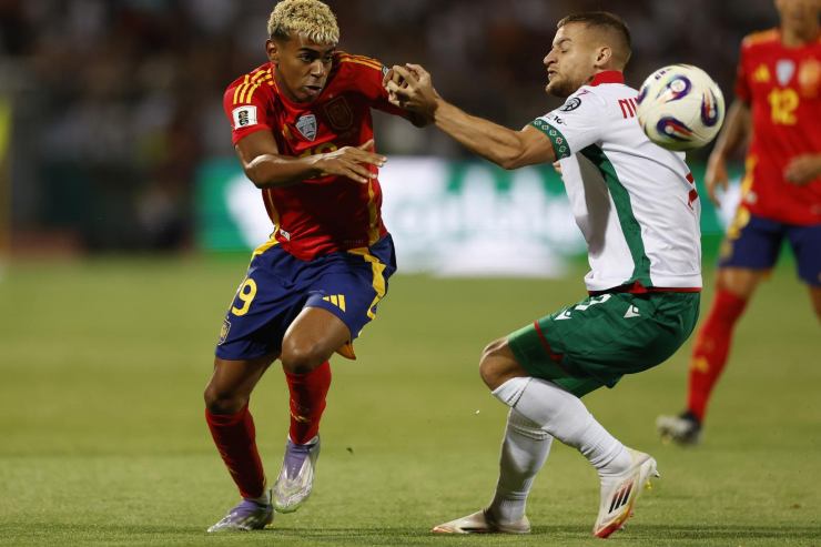 Lamine Yamal mentre dribbla l'avversario durante Bulgaria-Spagna