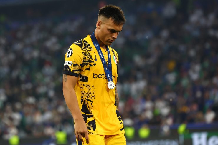 Lautaro Martinez sconsolato con indosso la maglia dell'Inter dopo la sconfitta in finale di Champions League contro il Manchester City