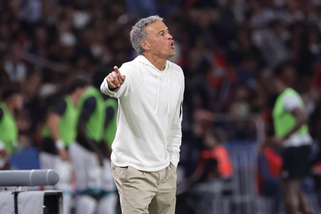 Luis Enrique dà indicazioni dalla panchina