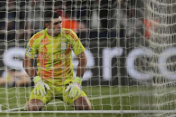 Martinez sconsolato in ginocchio in campo con indosso la maglia dell'Aston Villa