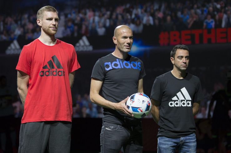 Mertesacker, Zidane e Xavi in abiti casual