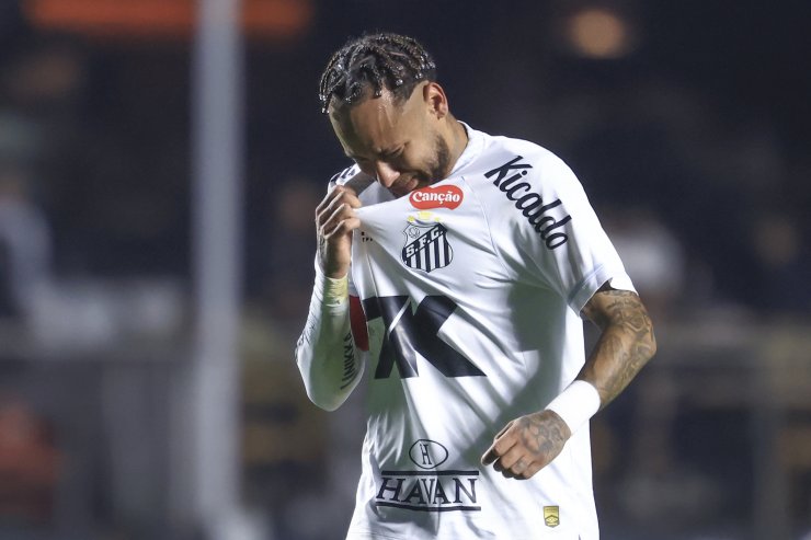 Neymar in lacrime con indosso la maglia del Santos