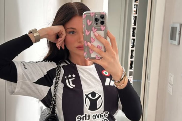Paloma Silberberg si fotografa con indosso la maglia della Juventus
