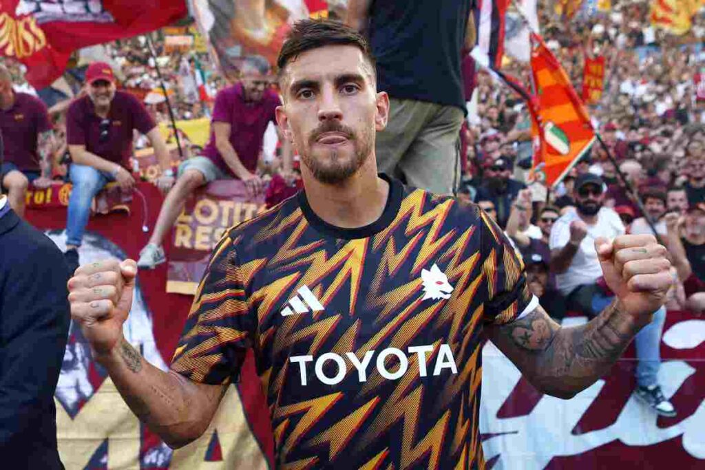 Pellegrini festeggia la vittoria del derby con i tifosi della Roma alle spalle