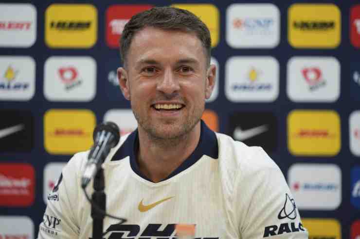 Ramsey sorridente in conferenza stampa