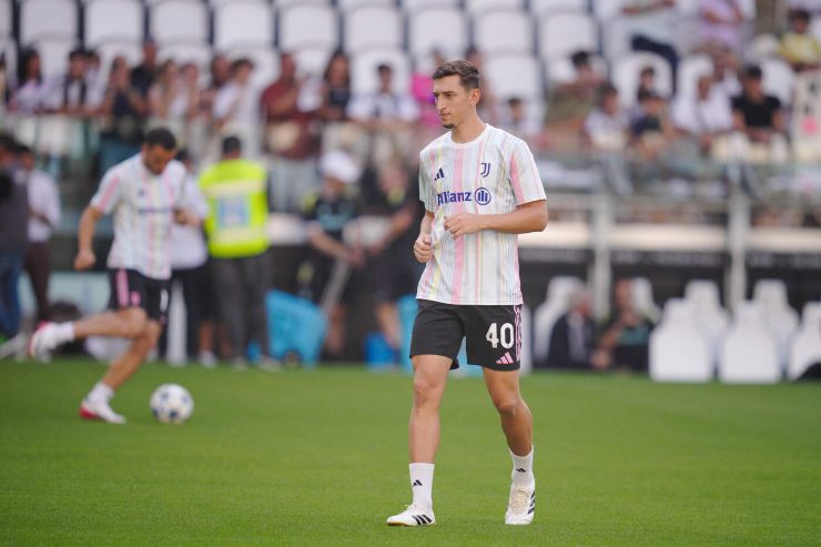 Rouhi in campo con gli abiti da allenamento della Juventus