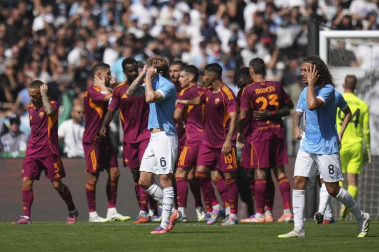 Rovella e Guendouzi disperati al gol della Roma che esulta alle loro spalle