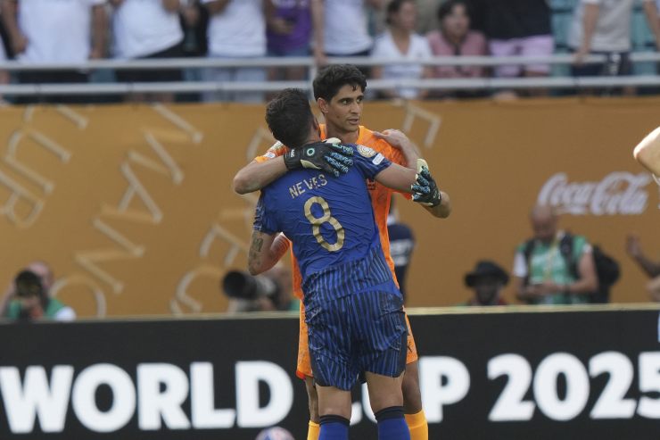 Ruben Neves e Bono si abbracciano in campo con indosso la maglia dell'Al-Hilal