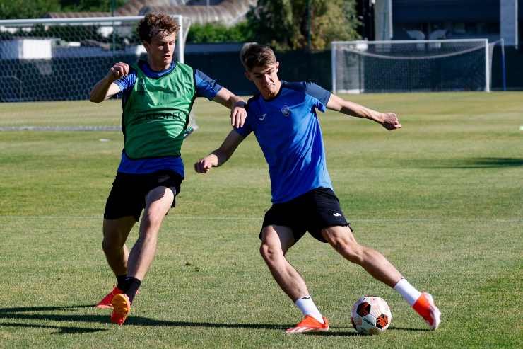 Scalvini e De Ketelaere duellano in allenamento