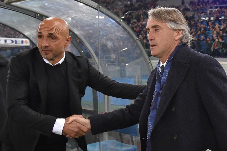 Spalletti e Mancini si stringono la mano a bordo campo