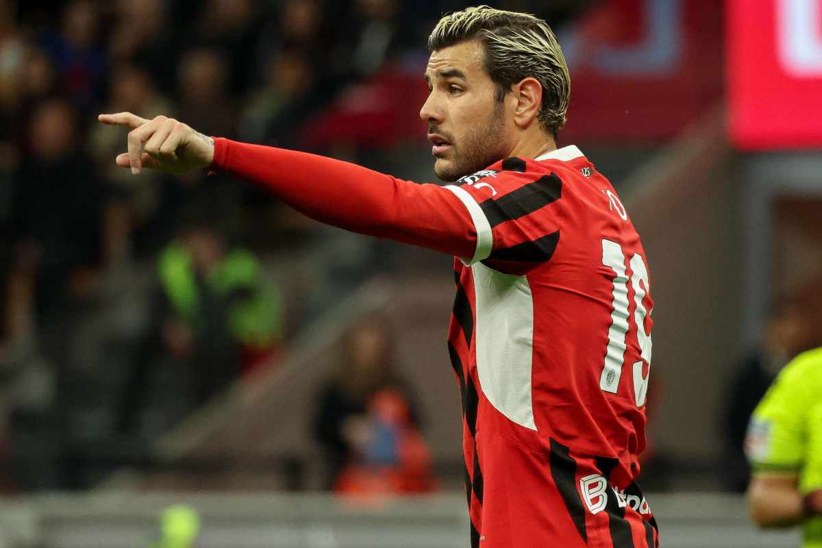 Theo Hernandez indica in campo con indosso la maglia del Milan