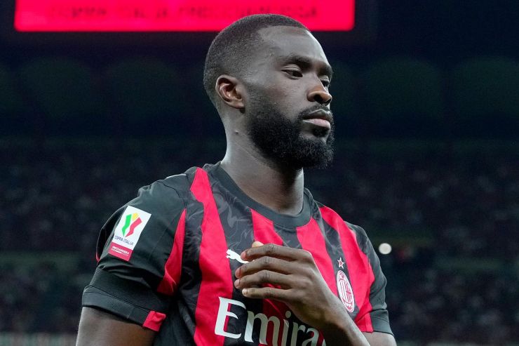 Tomori pensieroso in campo con indosso la maglia del Milan