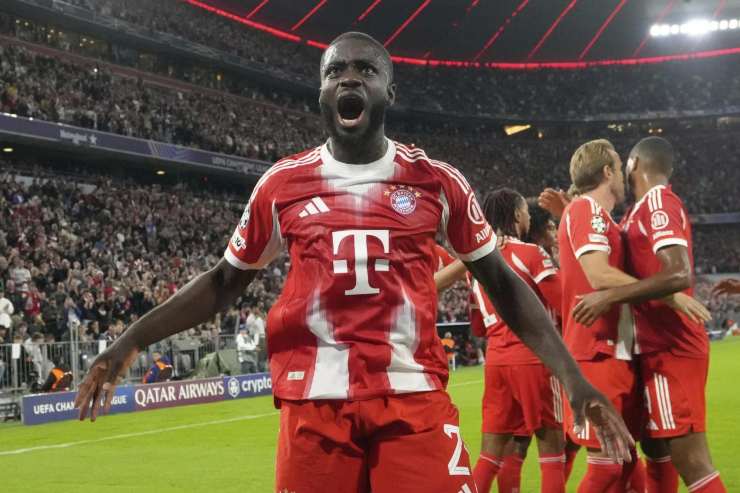 Upamecano esulta, con alle spalle i compagni, con indosso la maglia del Bayern Monaco