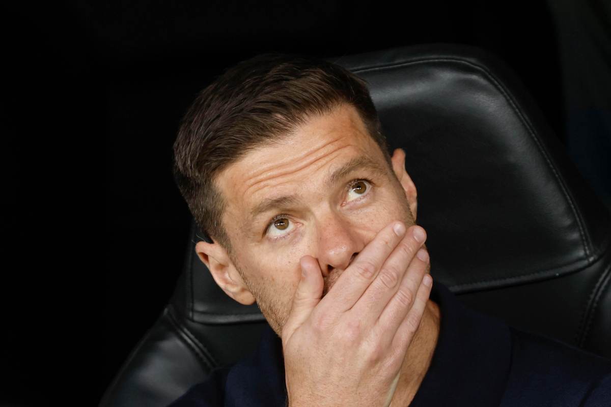 Xabi Alonso pensieroso in panchina