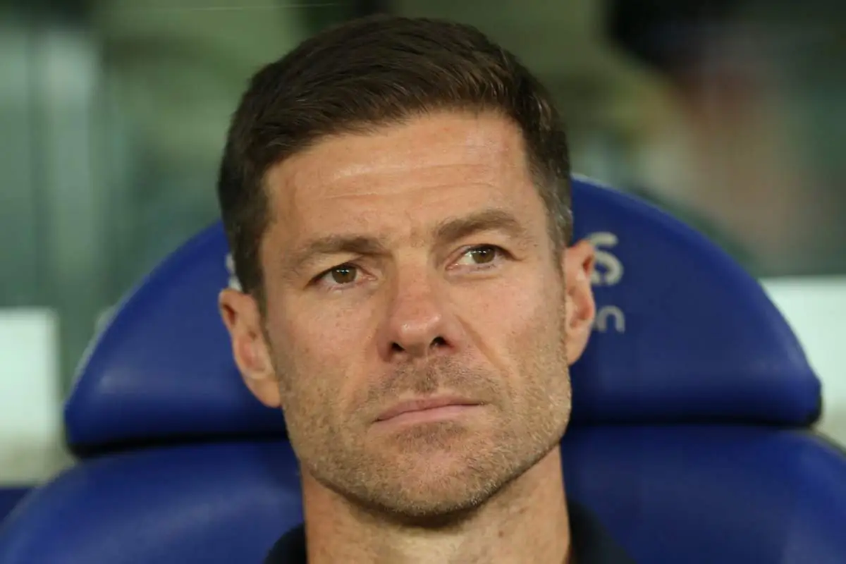 Xabi Alonso pensieroso a bordo campo