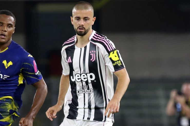 Zhegrova in campo con indosso la maglia della Juventus