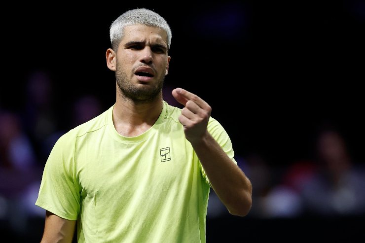 Alcaraz si lamenta dopo un punto perso