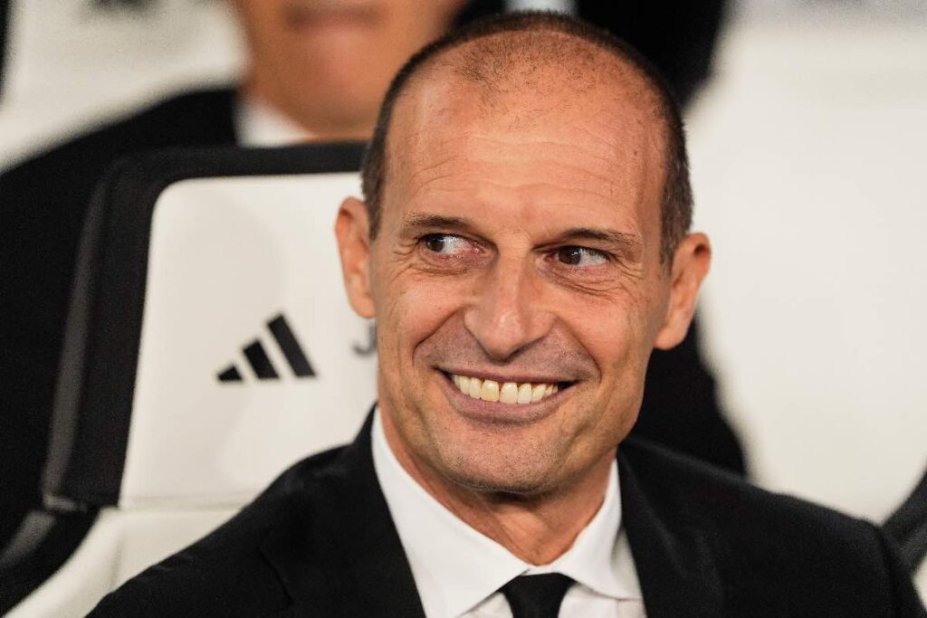 Massimiliano Allegri sorride in panchina durante una partita della Juventus nella stagione 2025/2026.