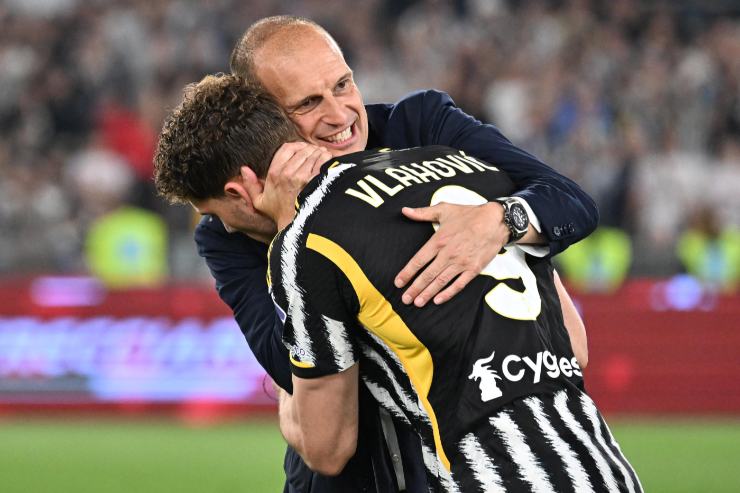 Allegri e Vlahovic che si abbracciano