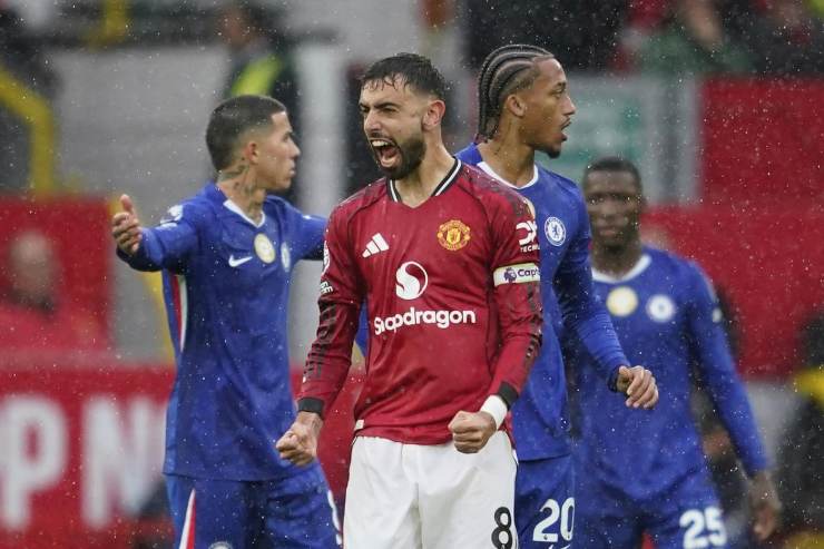 Bruno Fernandes esulta all'Old Trafford contro il Chelsea