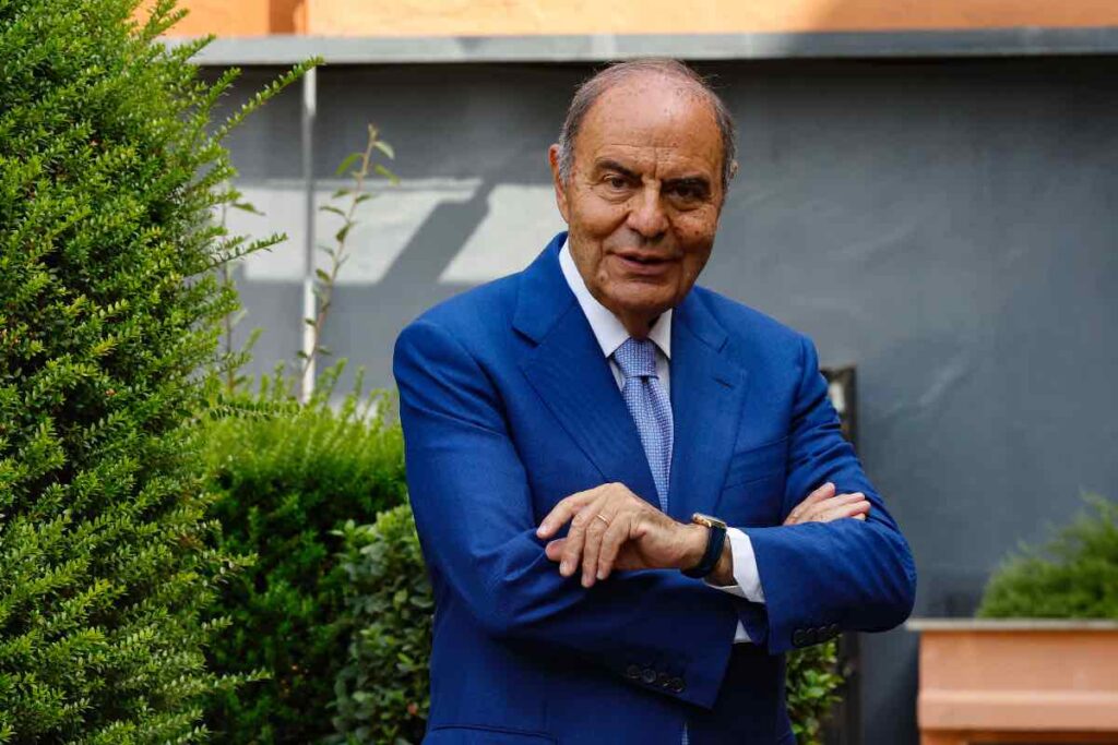 Bruno Vespa, noto giornalista e conduttore televisivo, sorridente e vestito elegantemente con un completo blu durante un evento nel 2025.