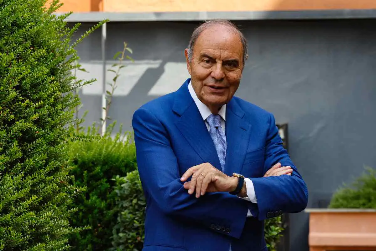 Bruno Vespa, noto giornalista e conduttore televisivo, sorridente e vestito elegantemente con un completo blu durante un evento nel 2025.