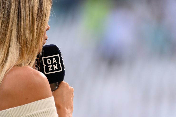 Microfono DAZN durante una diretta a bordo campo di Serie A 2025, tenuto da Diletta Leotta durante il prepartita.