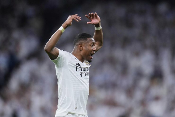 David Alaba nella gara di Champions League 2025 contro l'Arsenal allo Stadio Santiago Bernabeu