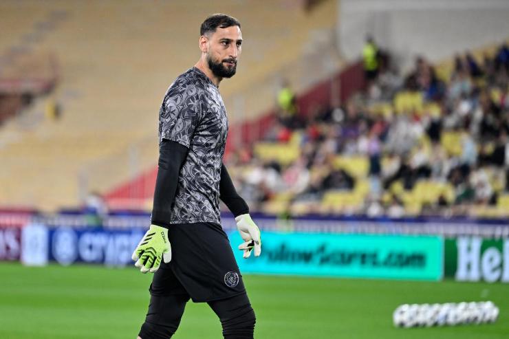 Gianluigi Donnarumma durante il riscaldamento con il Manchester City nella stagione 2025/2026.