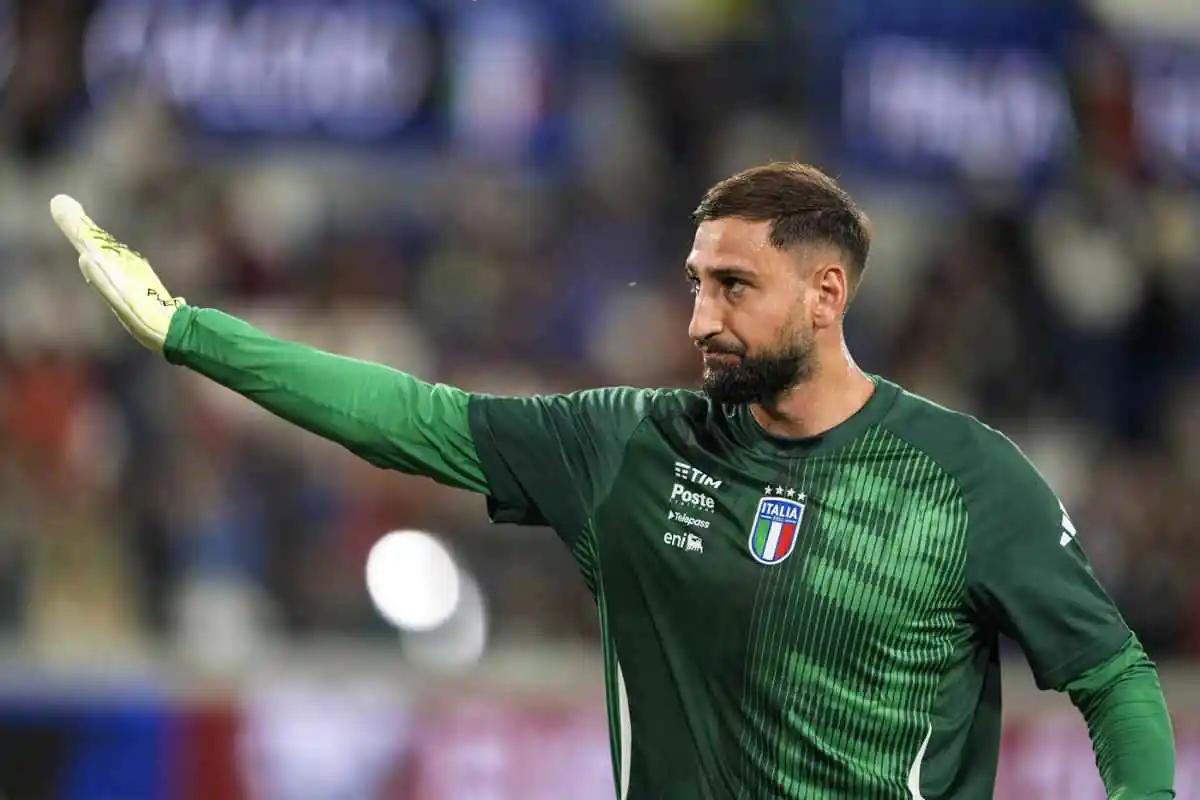 Gianluigi Donnarumma saluta i tifosi dell’Italia prima di una partita della Nazionale nel 2025.