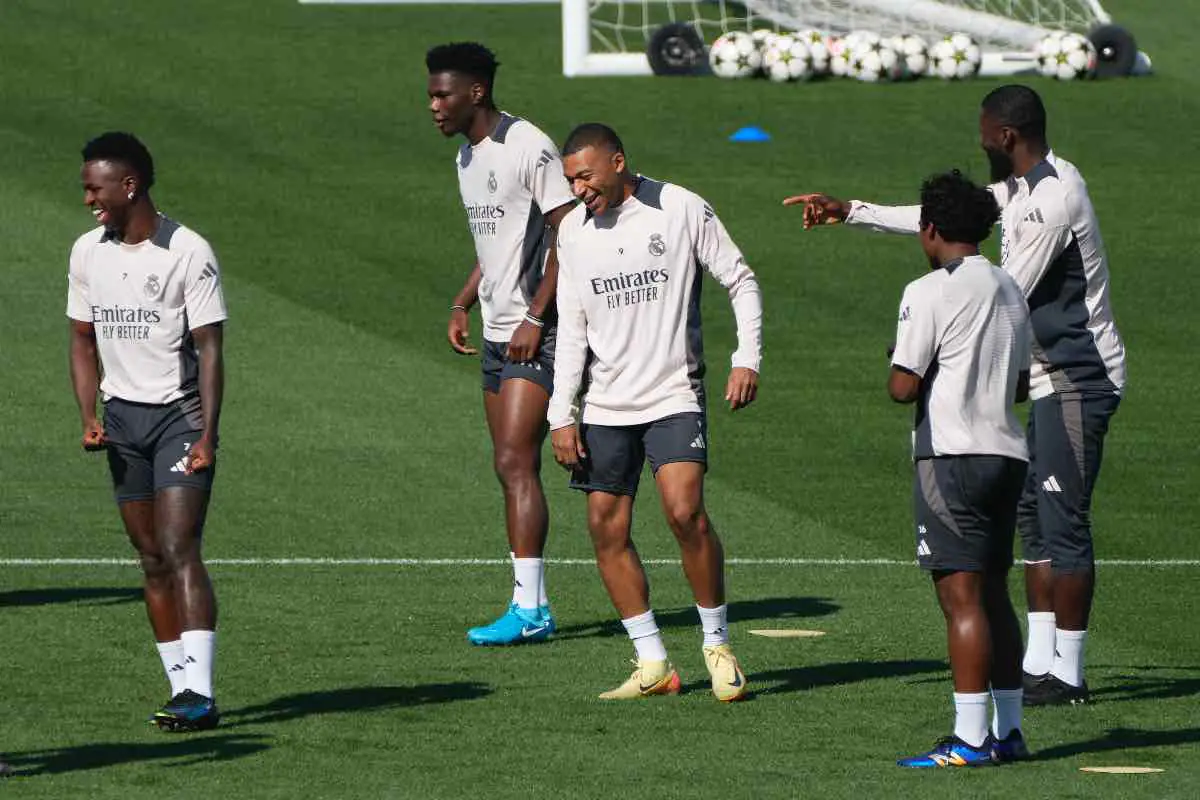 Endrick si allena con i compagni del Real Madrid durante una sessione al centro sportivo di Valdebebas nella stagione 2025/26.