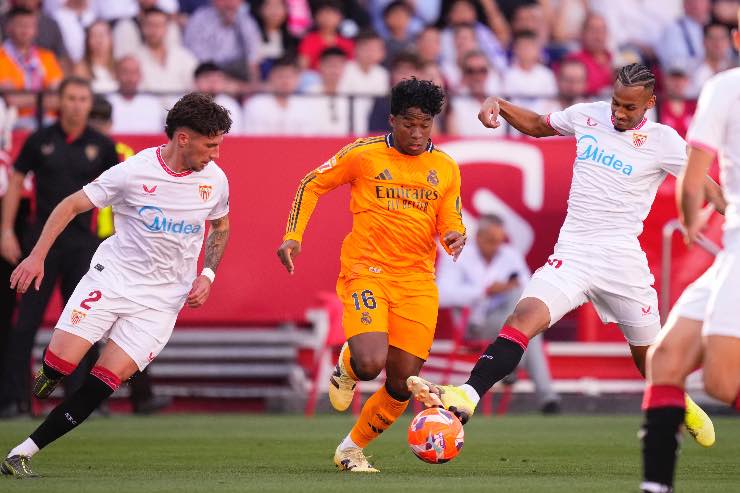 Endrick del Real Madrid in azione contro il Siviglia durante una partita di Liga 2025/26 al Ramón Sánchez-Pizjuán.