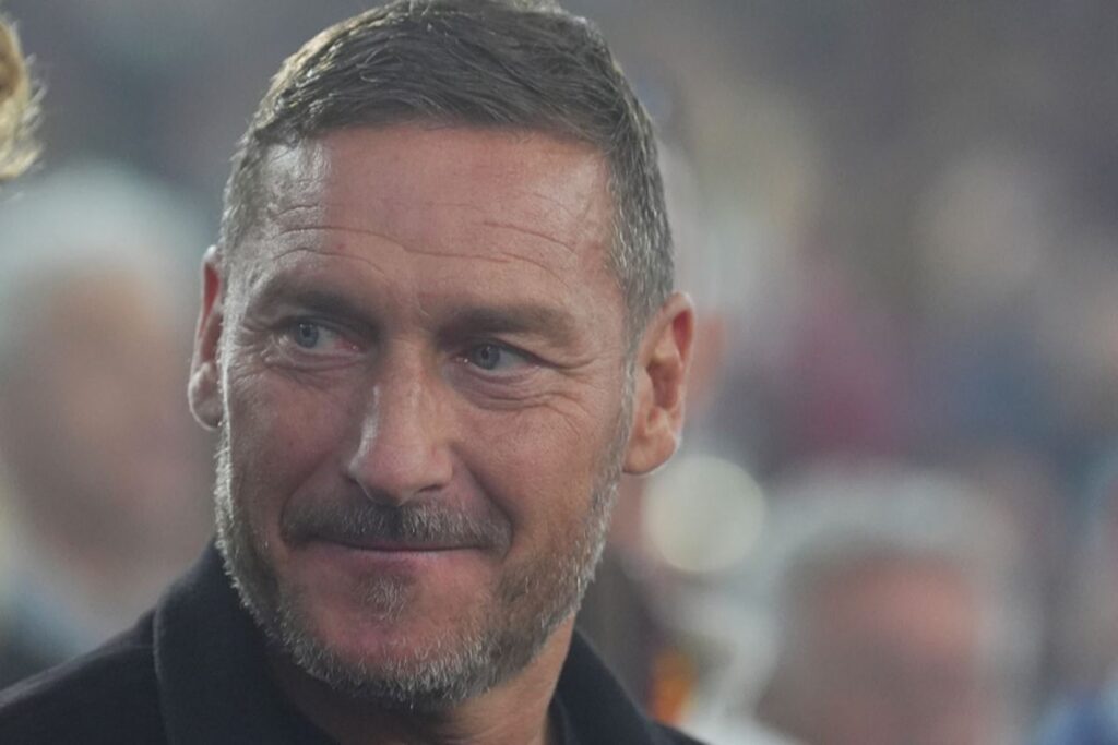 Francesco Totti alla finale di Coppa Italia 2025 tra Milan e Bologna allo Stadio Olimpico