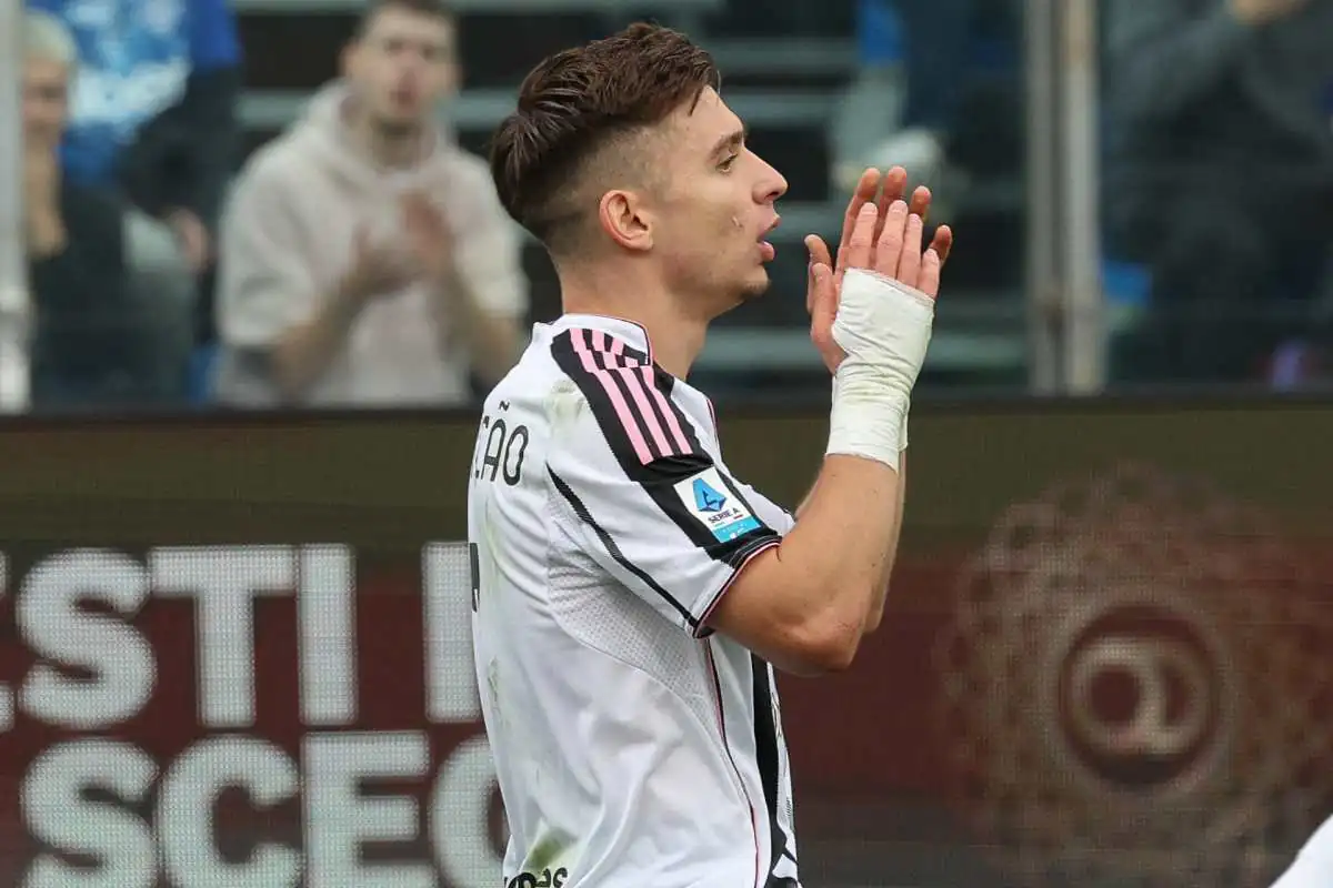 Francisco Conceição in ginocchio sul campo durante una partita della Juventus nella stagione di Serie A 2025, con espressione concentrata dopo un’azione da gol.