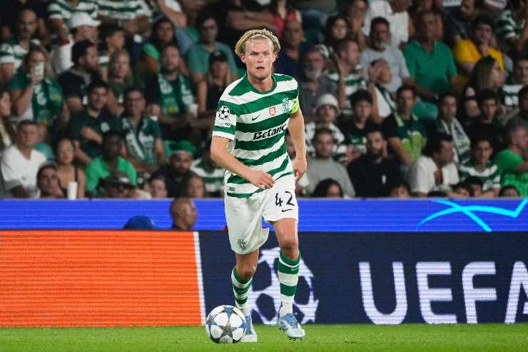 Morten Hjulmand dello Sporting in azione durante una partita di Champions League 2025, mentre imposta il gioco a centrocampo