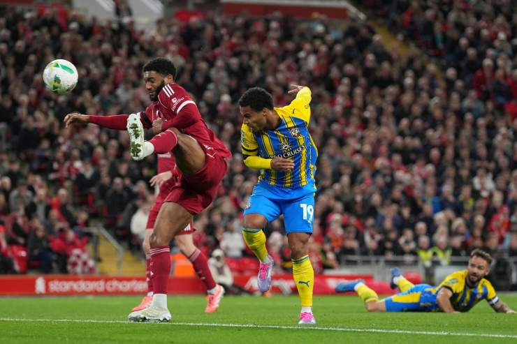 Joe Gomez in campo con il Liverpool