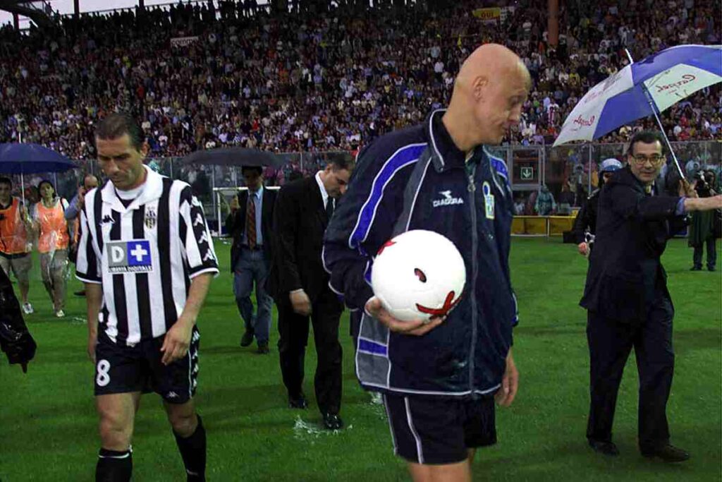 Pierluigi Collina e i giocatori della Juventus lasciano il campo allagato dopo Perugia–Juventus 2000 allo stadio Renato Curi.