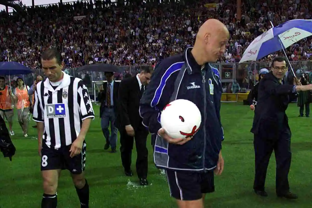 Pierluigi Collina e i giocatori della Juventus lasciano il campo allagato dopo Perugia–Juventus 2000 allo stadio Renato Curi.