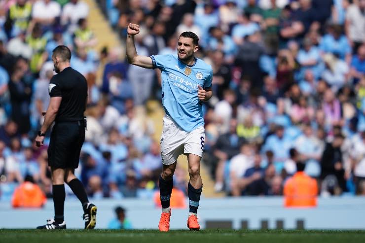 Mateo Kovacic esulta con la maglia del Manchester City durante una partita della Premier League 2025.