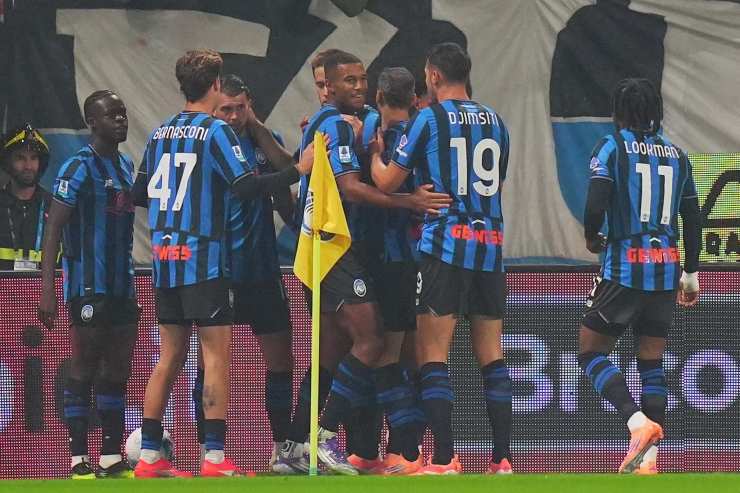 L'Atalanta esulta dopo un gol al Como